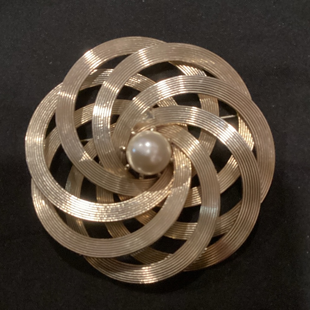 Vintage Gold-tone Brooch Abstract Spiral Design With Faux Pearl Middle